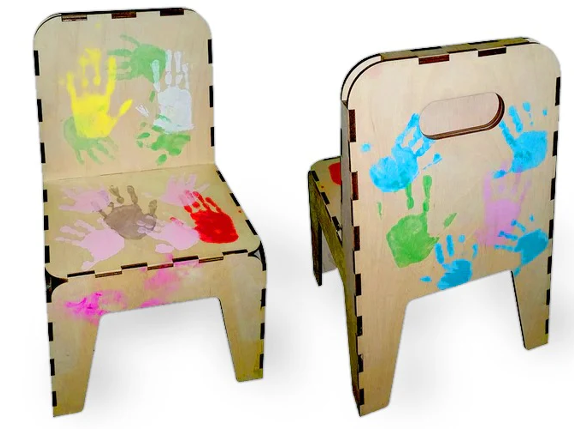 Twee Klik Klak kinderstoelen, gepersonaliseerd met kleurrijke handafdrukken, laten zien hoe je een onbehandelde kinderstoel kunt transformeren tot een uniek en speels design. Perfect voor DIY-projecten en kindvriendelijke creaties!