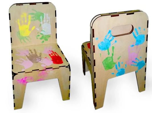 Twee Klik Klak kinderstoelen, gepersonaliseerd met kleurrijke handafdrukken, laten zien hoe je een onbehandelde kinderstoel kunt transformeren tot een uniek en speels design. Perfect voor DIY-projecten en kindvriendelijke creaties!